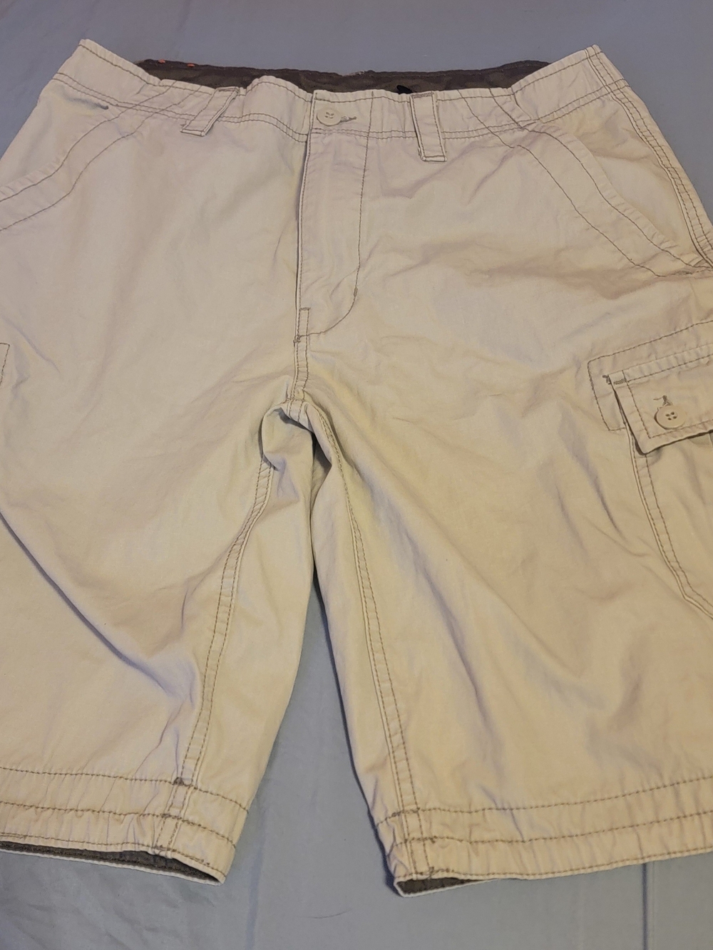 Men's Cargo Shorts in Light Beige with Multiple Pockets